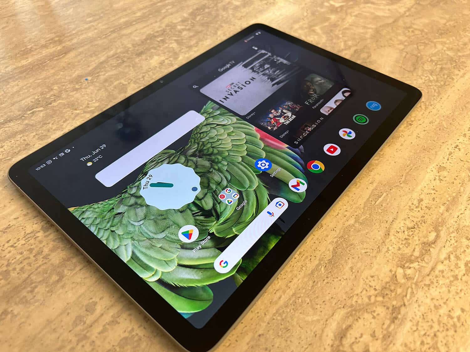 google-pixel-tablet-angle-home-screen